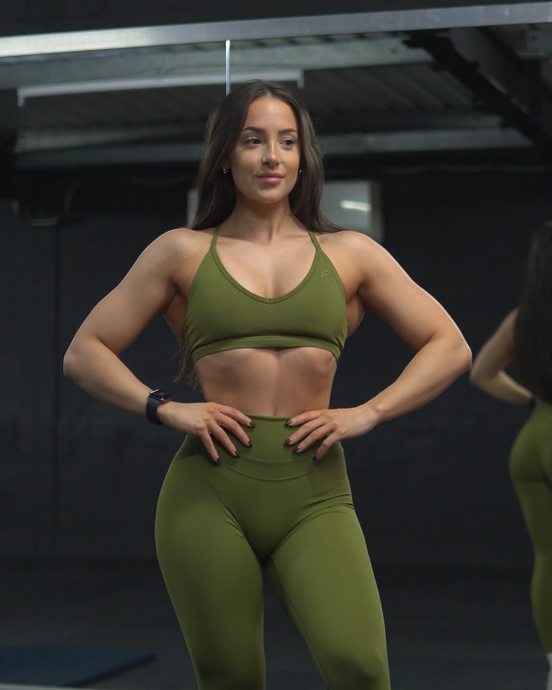 high-waisted leggings gym outfits
Gym outfit for Hourglass Body