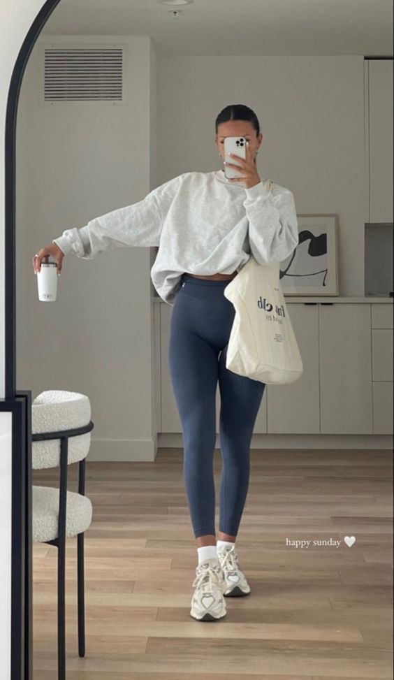 stylish workout clothes for the gym
Gym outfit for Pear shape Body