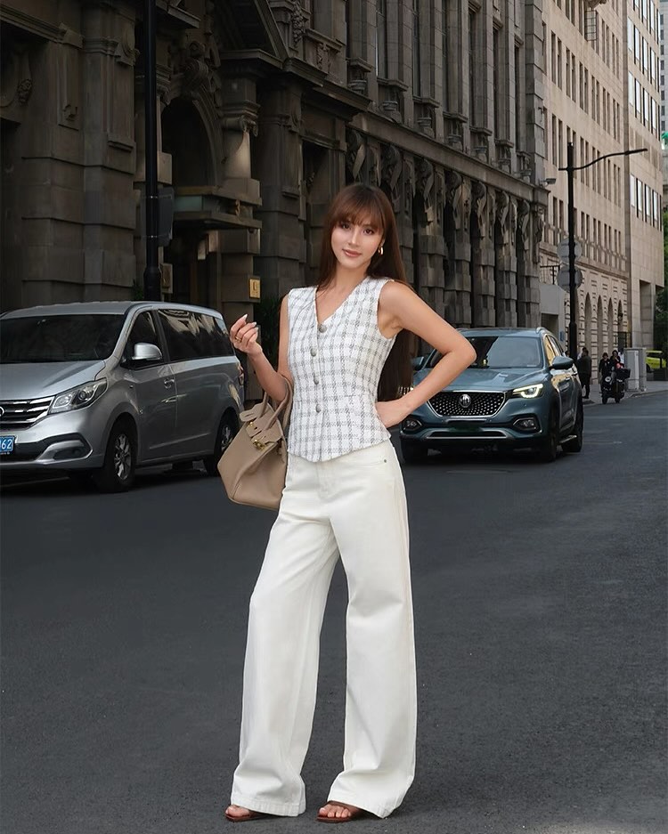 high-waisted wide-leg jeans outfit ideas